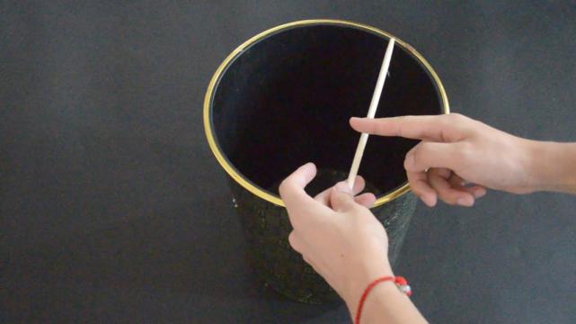 垃圾桶上放一根筷子,解决了很多家庭困扰的烦恼,看完赶紧去试试