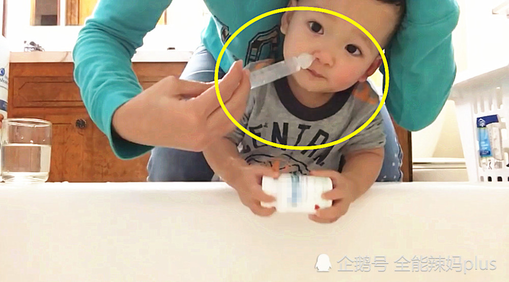 妈妈给爱过敏的宝宝这样洗鼻子,听说预防鼻炎