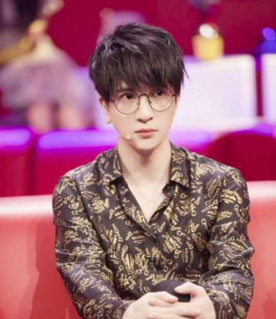 薛之谦评摩登兄弟刘宇宁,称其唱功长相皆一般