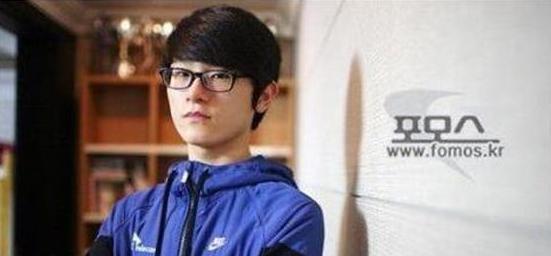 skt战队前adc选手piglet"一笑成捞比"这个称号的由来是什么?