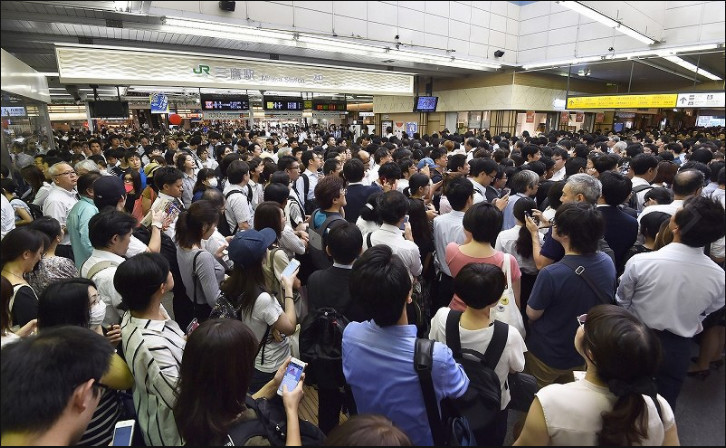 东京电车受强台风影响大面积停运站里挤成了沙丁鱼罐头