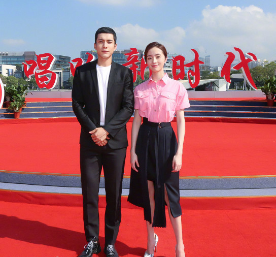 韩东君与胡冰卿一起为祖国献唱歌曲,一身黑色正装非常俊秀帅气