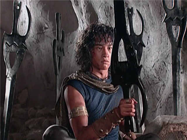 这是一把耗费了500年打造的神剑,因为打造这把剑需要九龙石,而九龙石