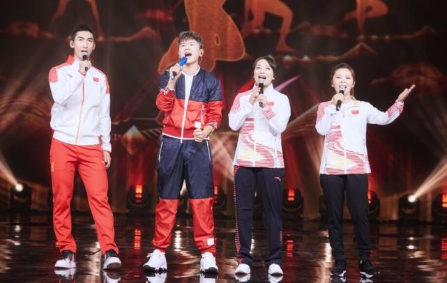 惊艳!武大靖携何可欣亮相央视晚会 一展歌喉献