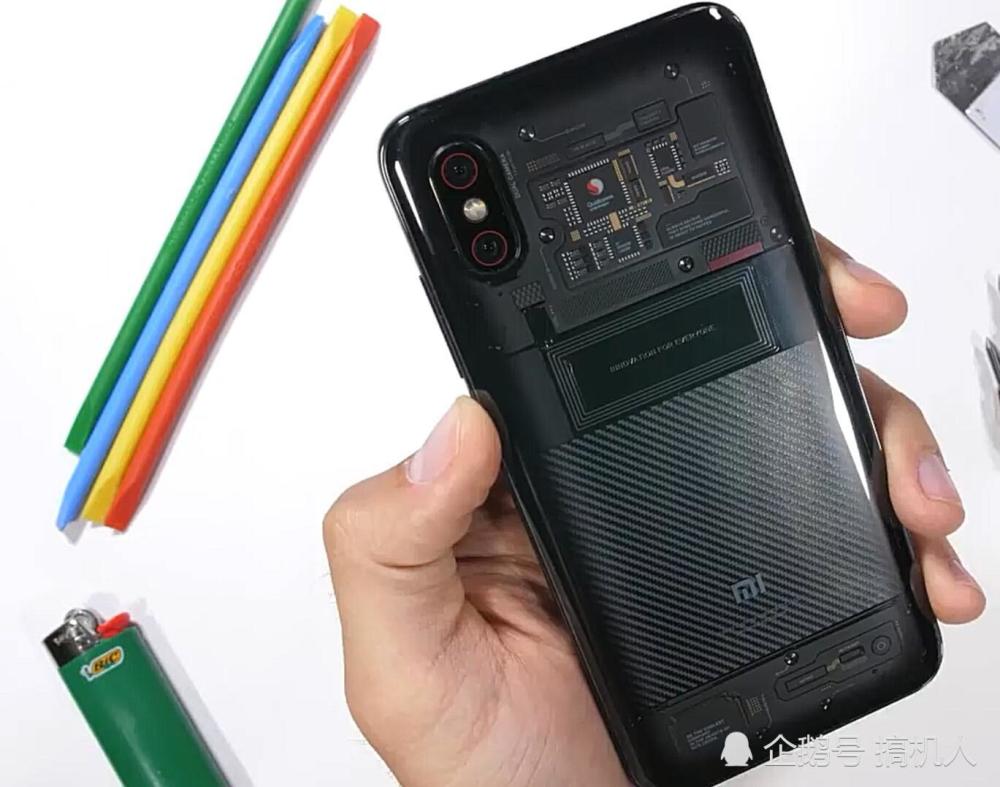 老外拆完小米8透明版后很无语 网友:一块塑料