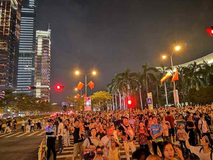 國慶首日深圳燈光秀現場人滿為患有市民湧上深南大道