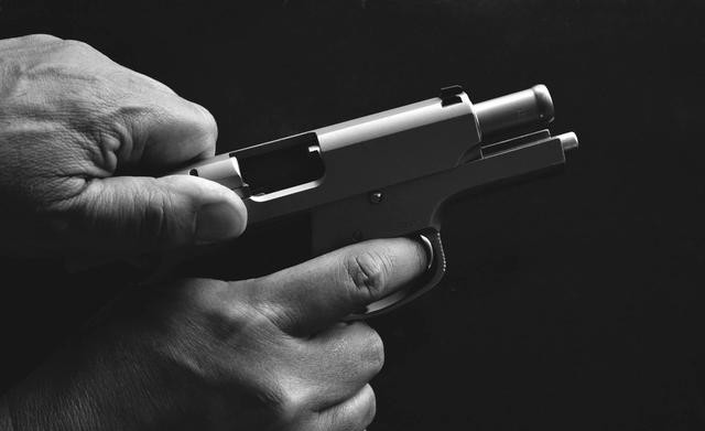 前提是枪膛里必须有子弹其实也不尽然但是扣下击锤,真的可以直接击发