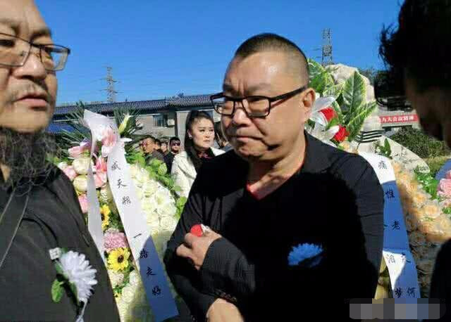 很少出现的尹向杰也出现了,他的情绪有些失控,伤心欲绝.