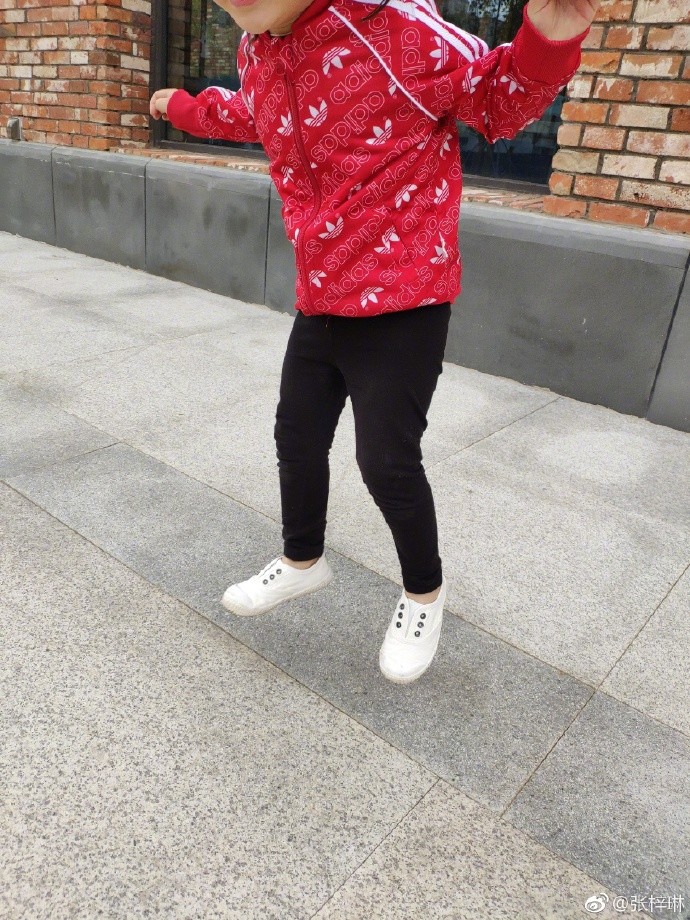 张梓琳女儿才两岁半,身高竟然和七岁小学生差