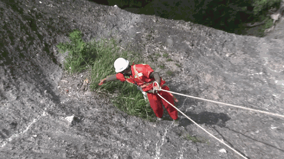 为捡起你丢掉的,他们把命"吊"在悬崖上