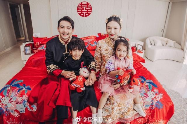 小包总 杨烁的婚礼照 一双儿女超抢镜 伴郎与伴娘团秀色可餐