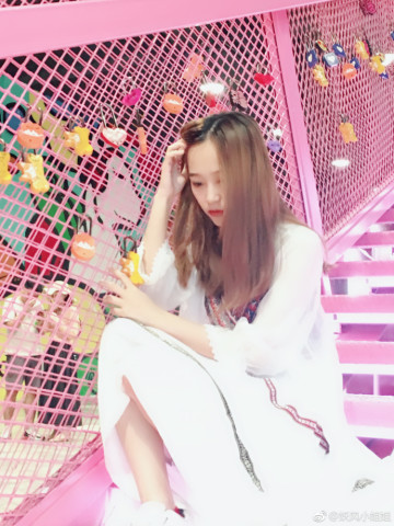 lol女裁判妖风小姐姐晒美照,网友:还是那么美!