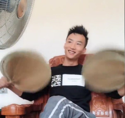 他是斗鱼曾经最火的户外男主播之一 如今过气