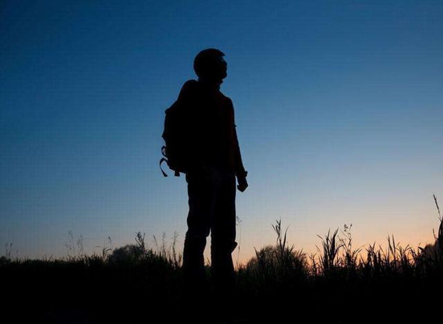 心理学:你觉得哪个背影最落寞?测你的内心深处究竟有多孤独