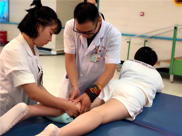 10 年的他意识到,是自己的腰椎错位了导致腰部肌肉拉伤,为了不耽误