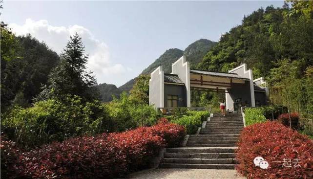 妙道山风景区分为聚云峰,祖师峰,紫柳园,南溪园,小河南五大景区,现已