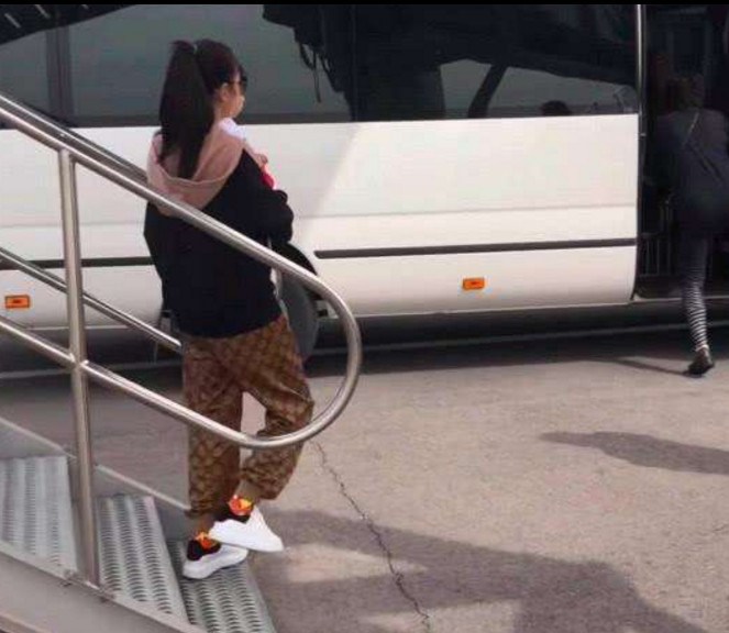 32岁张雨绮近照,手抱女儿偶遇街头,网友:与照片