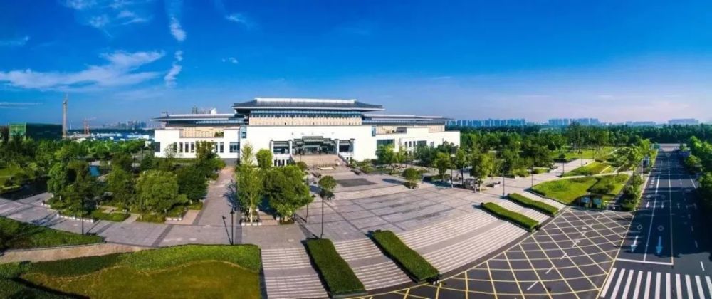 此外,疫情防控期间,原则上不举办线下沧,培训,演出,比赛等人员聚集