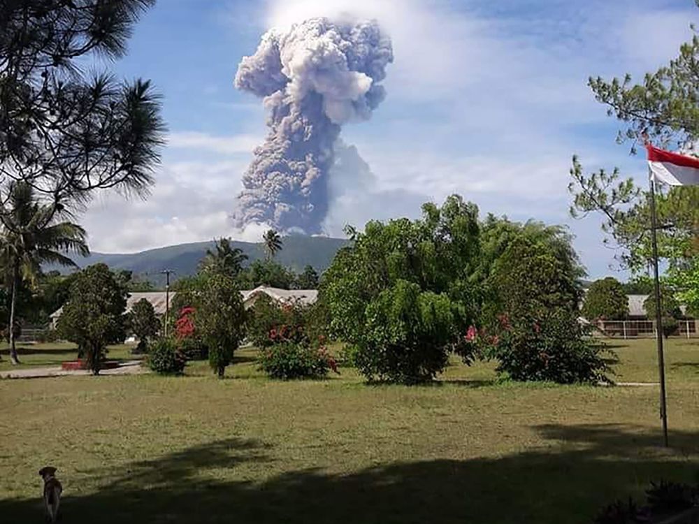 遭地震與海嘯襲擊後 印尼蘇拉威西島又遇火山爆發