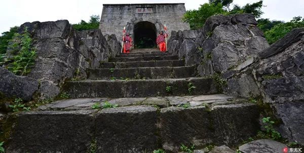 国庆这几天!遵义会议会址火爆了!排队排到步行