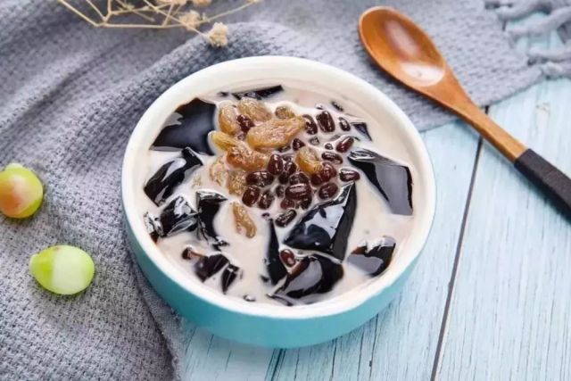 一碗古法烧仙草,就是台湾凉茶铺那个味,吱溜好冰凉