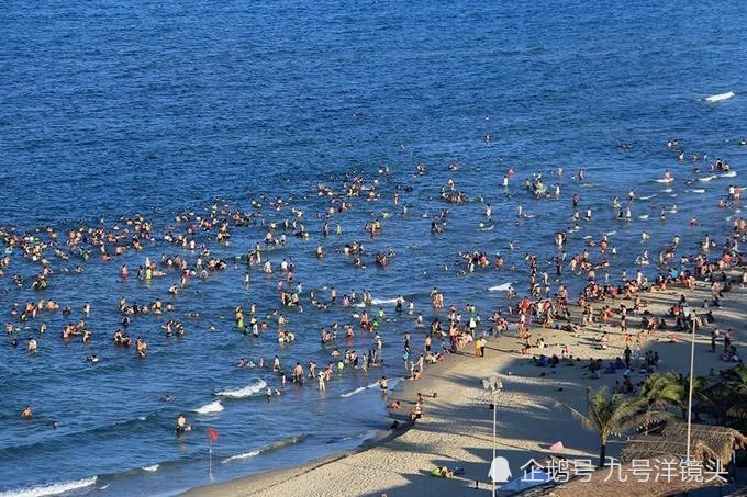 醉酒中国游客无视越南海滩警告,下海游泳被巨