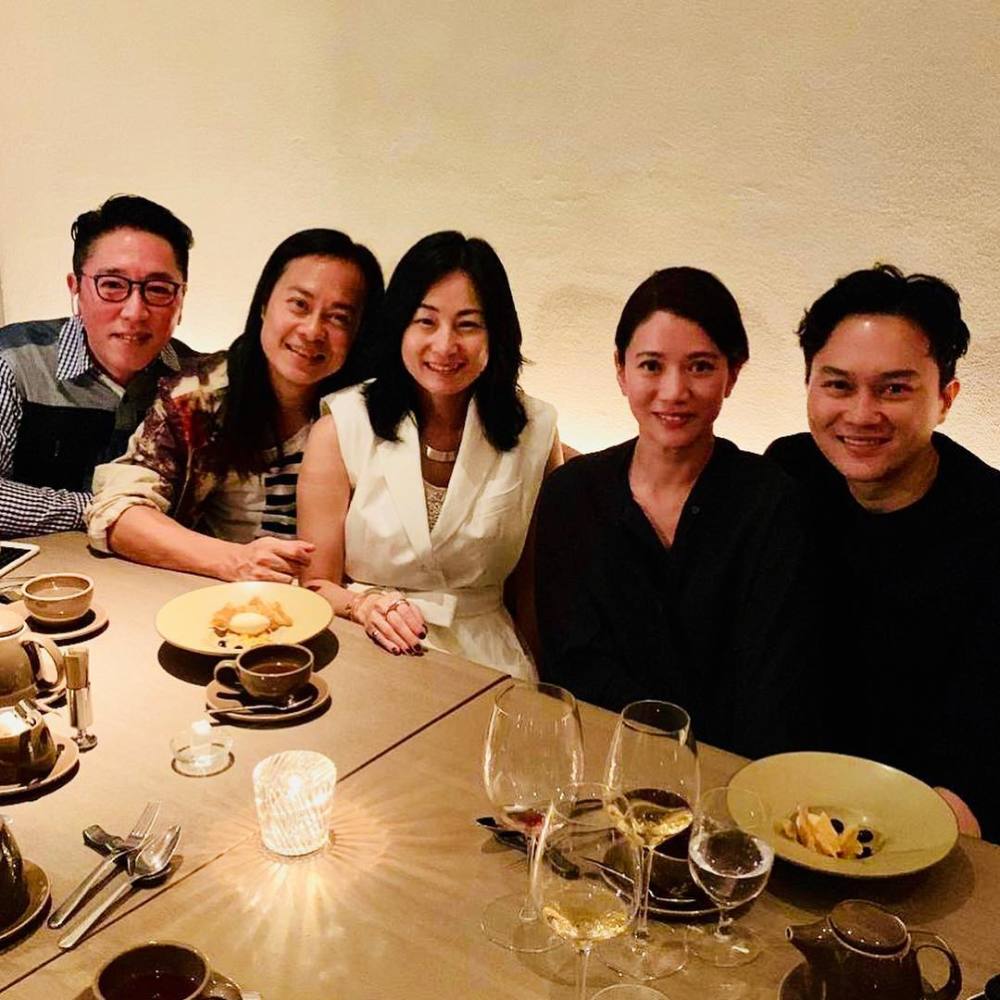 袁咏仪和闺蜜背同款爱马仕包包逛街 连结婚纪