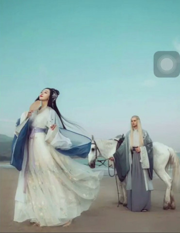 抖音汉服情侣火爆全网,大街上演绎古风抱,网