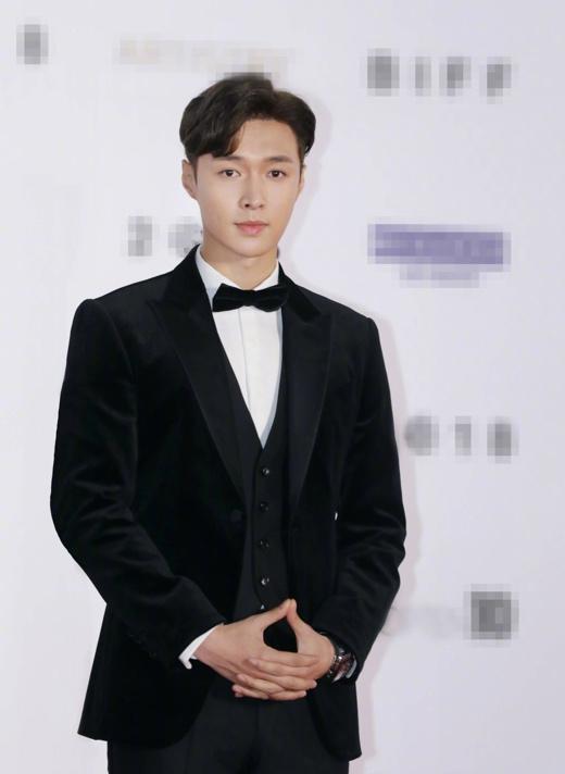 《一出好戏》张艺兴稳重自信并肩黄渤,终于不