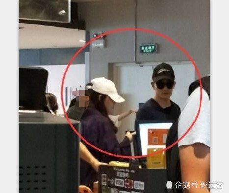 张馨予穿打底裤拖鞋逛超市,小鸟依人在一旁等