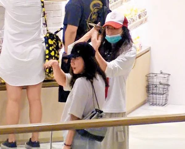 42岁舒淇现身商场巡店,全程手机不离手,俨然一