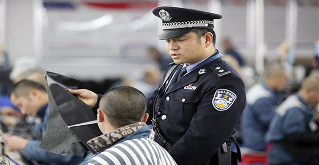 被判无期徒刑的犯人一辈子都要待在监狱欠银行的钱还要还吗