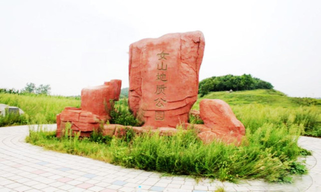 女山地质公园:女山古火山口位于明光市女山湖镇境内,距市区27公里