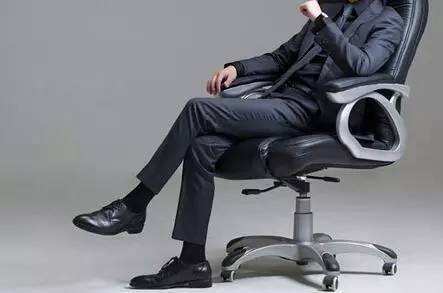 翘二郎腿代表什么心理?看完这些你就明白了!