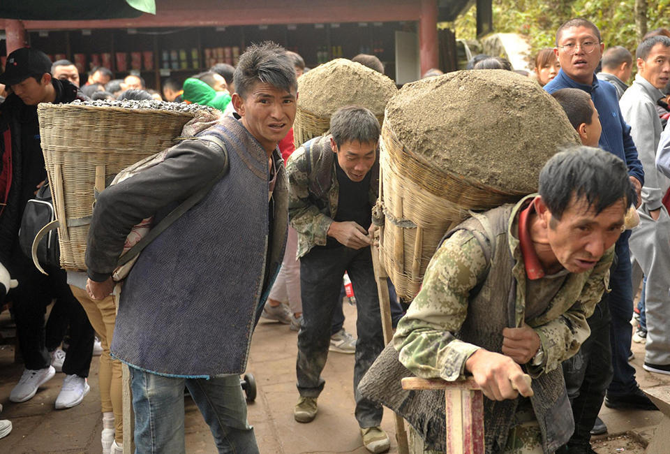 峨眉山背山工:日负千斤建材步行上山