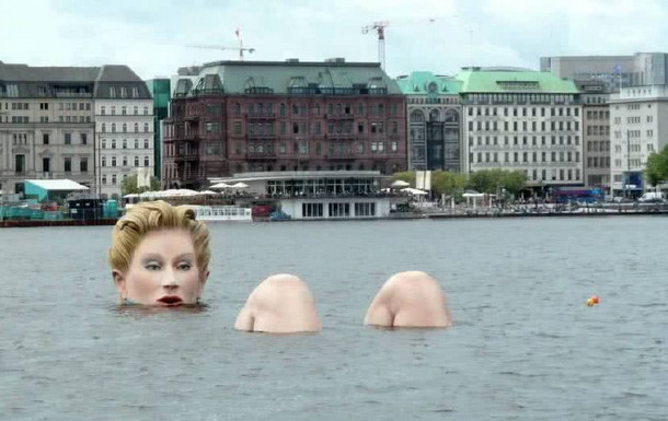 德国最辣眼雕像水中只露出头和膝盖湖水下的东西令人遐想