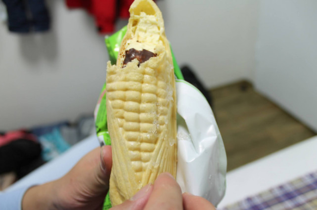 六,绿舌头绿舌头冰棍是绿色的,之所叫绿舌头是因为吃完了,舌头就变成