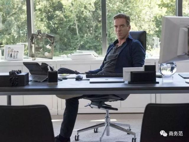 美剧《亿万》男主穿T恤戴名表,坐私人飞机听演