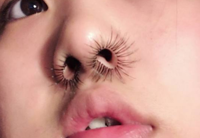 网红:最新流行美妆鼻毛增长,原谅我不懂时尚!