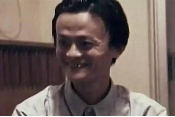 马云父母旧照曝光，爸妈颜值逆天，网友:你完美避开了所有好基因