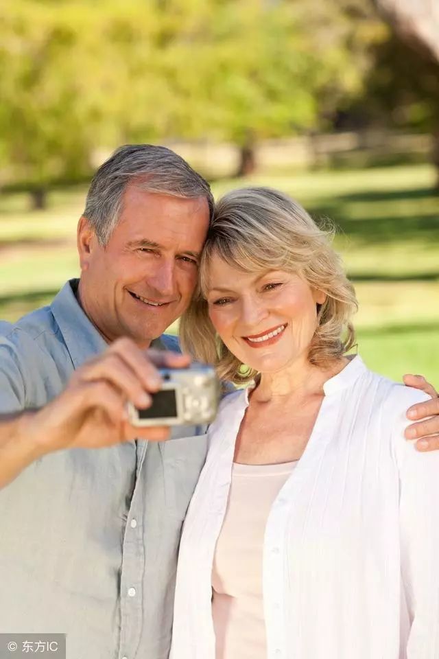 丈夫对妻子的关爱千万不要忘了赞美和实际行动上的恩爱