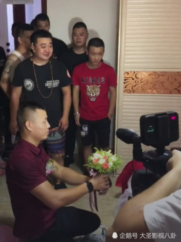 新郎跪"麻将"上表白,新娘一个动作让他尴尬,直接扔花不结了!