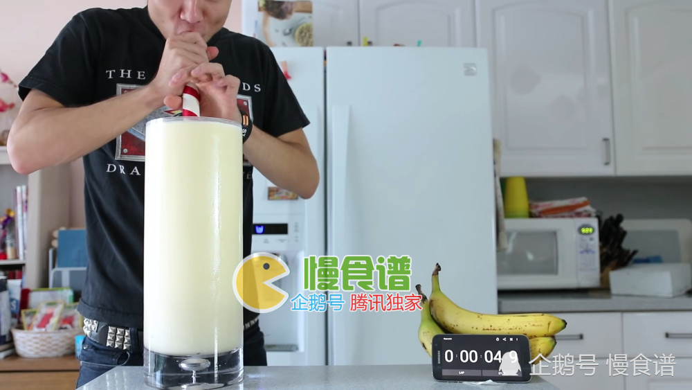 老外挑战喝近5升的牛奶,喝完肚子胀得比孕妇还