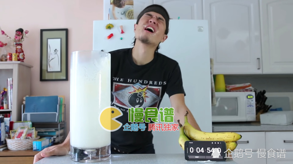 老外挑战喝近5升的牛奶,喝完肚子胀得比孕妇还