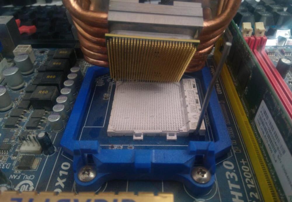 网友拆散热器把CPU给拔下来了,这是用502