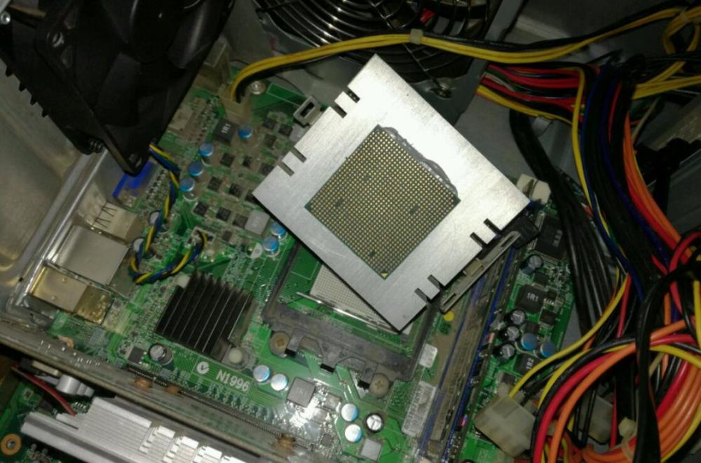 网友拆散热器把CPU给拔下来了,这是用502