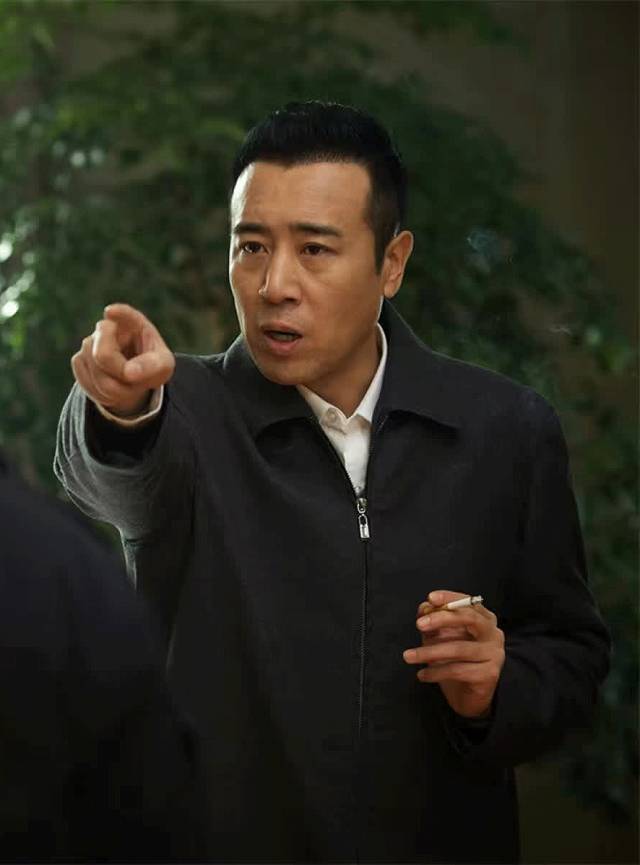 现实中领导干部们所穿着的夹克不分款式,几十年一个样,如今就是一种