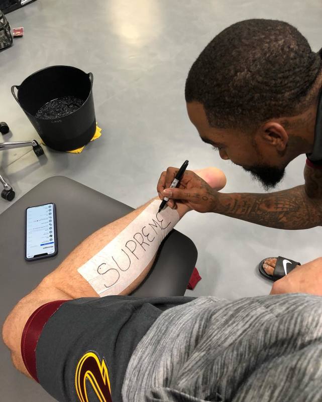 jr在队友腿上画违规纹身这是怼联盟的节奏