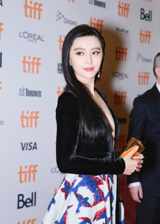 范冰冰惊艳多伦多红毯造型超性感