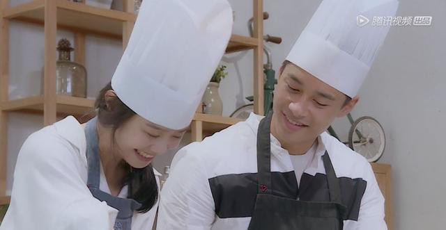 奥斯卡主动让座,向天歌主动邀其玩牌,一旁的李君婕笑容渐渐消失